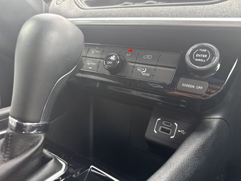 Used 2023 Jeep Compass Latitude AWD/4WD image 14