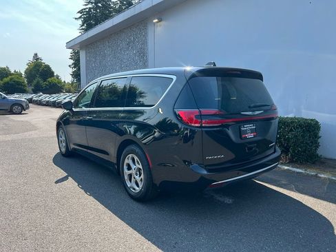 Used 2024 Chrysler Pacifica Limited FWD image 9