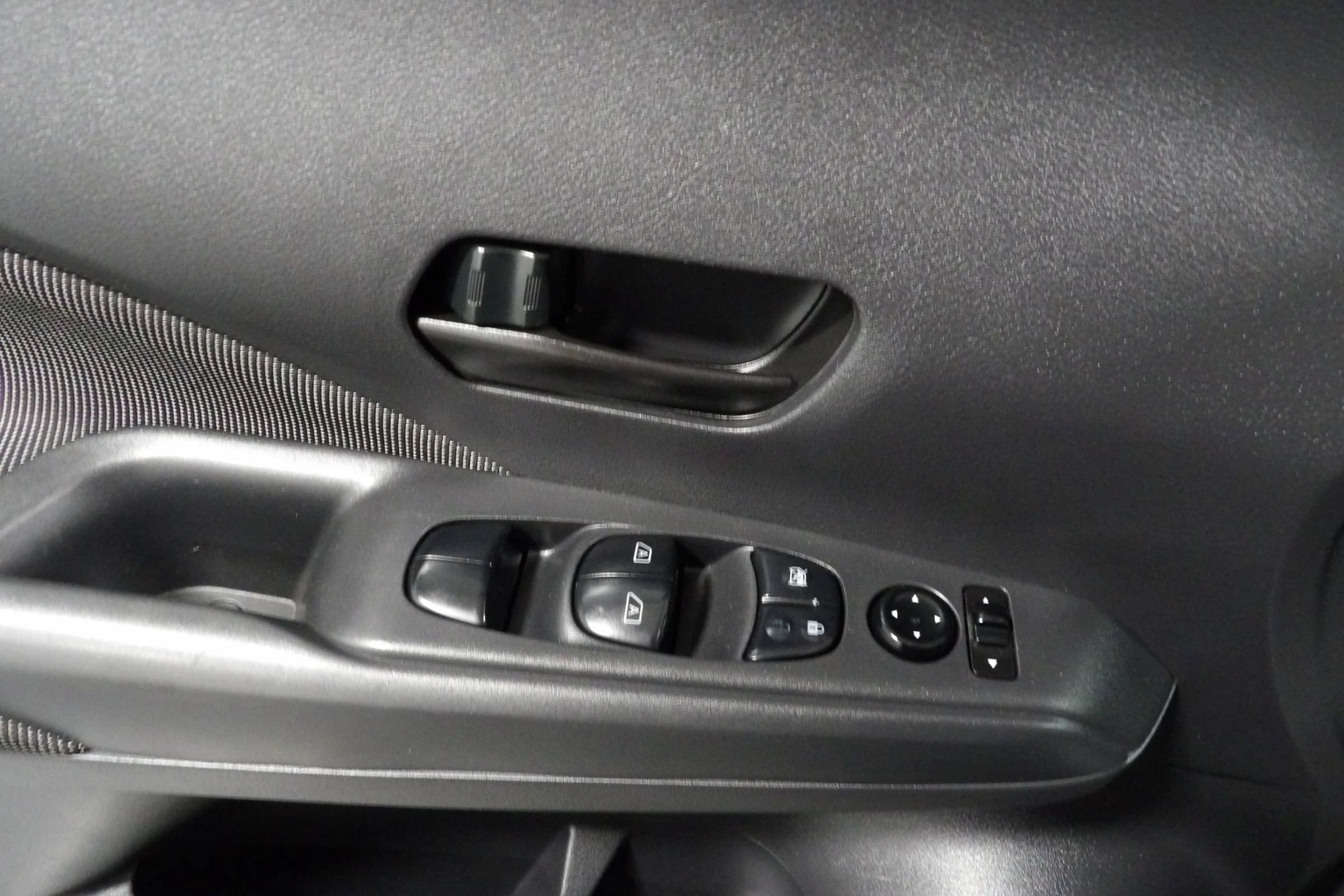 Used 2020 Nissan Kicks S FWD image 7