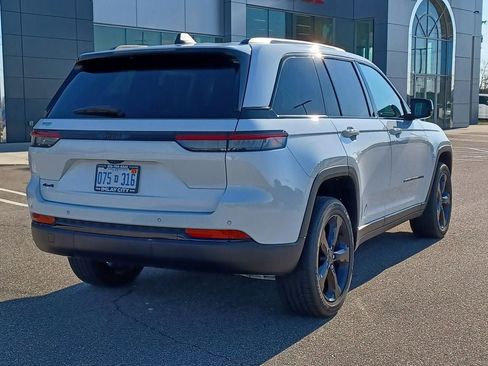 Used 2024 Jeep Grand Cherokee Altitude AWD/4WD image 4