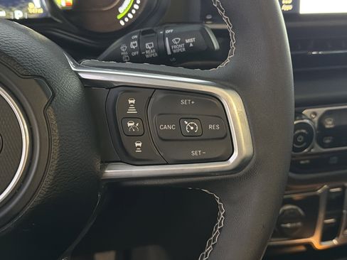 Used 2025 Jeep Wrangler Sahara image 27