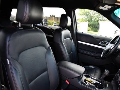 Used 2016 Ford Explorer XLT w/ Equipment Group 202A FWD image 32