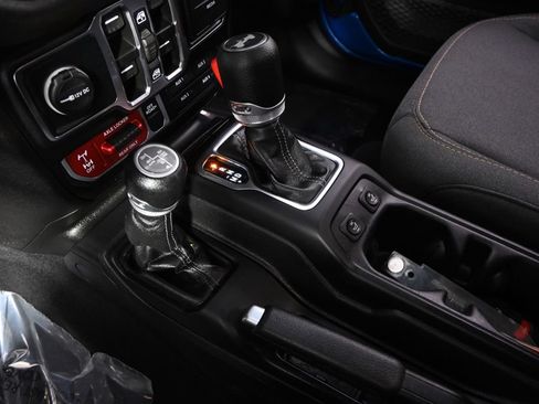 Used 2024 Jeep Wrangler Unlimited AWD/4WD image 31