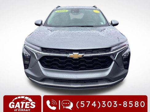Used 2025 Chevrolet Trax LT FWD image 2