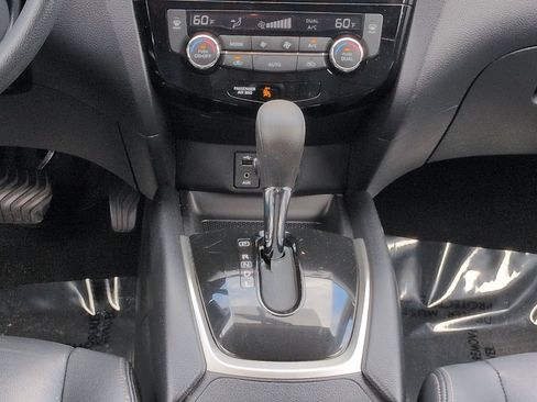 Used 2015 Nissan Rogue SV w/ SV Premium Package FWD image 19