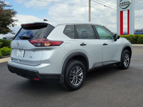 Used 2025 Nissan Rogue S AWD/4WD image 4