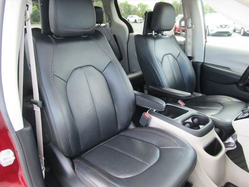 Used 2019 Chrysler Pacifica Touring-L Plus w/ Advanced Safetytec Group image 8