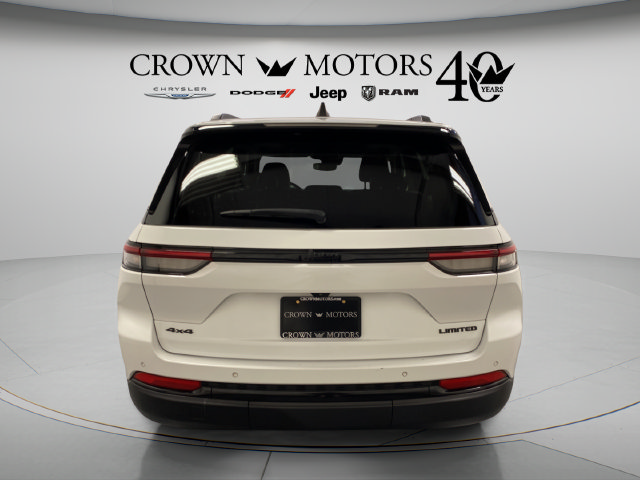 Used 2023 Jeep Grand Cherokee Limited w/ Black Appearance Package AWD/4WD image 13