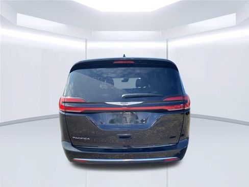 Used 2025 Chrysler Pacifica Select FWD image 9