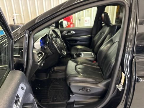 Used 2020 Chrysler Pacifica Touring-L Plus w/ S Appearance Package FWD image 6