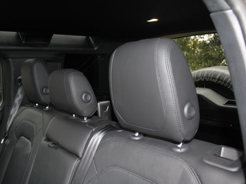 Used 2024 Land Rover Defender 110 S image 38