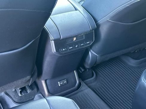 Used 2022 Toyota Highlander XLE AWD/4WD image 40