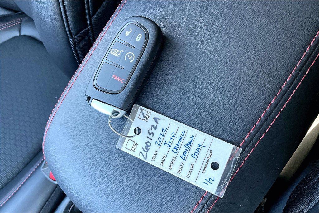 Used 2022 Jeep Cherokee Trailhawk w/ Comfort/Convenience Group AWD/4WD image 25