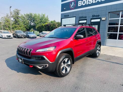 Used 2017 Jeep Cherokee Trailhawk AWD/4WD image 3