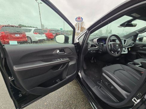 New 2026 Chrysler Voyager LX FWD image 23