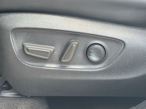 Used 2023 Toyota Highlander FWD image 26