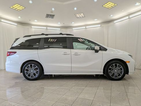 Used 2025 Honda Odyssey Touring image 11