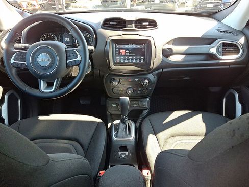 Used 2018 Jeep Renegade Latitude w/ Cold Weather Group AWD/4WD image 10