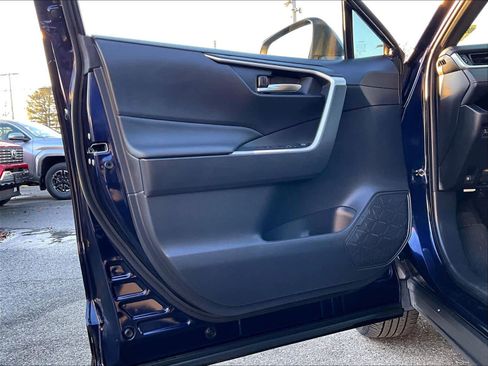 Used 2023 Toyota RAV4 SE image 9