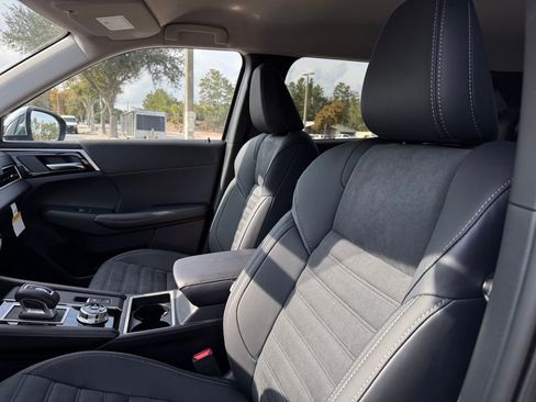 New 2025 Mitsubishi Outlander SE image 30