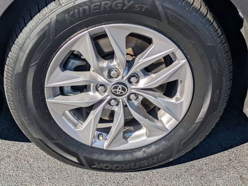 Used 2022 Toyota Sienna XLE image 23