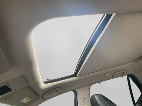 Used 2025 Honda Pilot Touring image 13