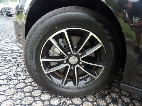Used 2017 Dodge Grand Caravan SXT w/ Blacktop Package FWD image 29