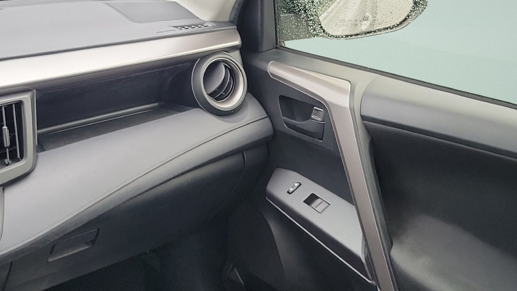 Used 2018 Toyota RAV4 LE FWD image 12