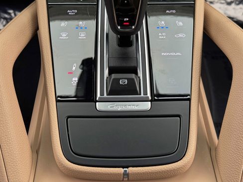 Used 2023 Porsche Cayenne Platinum Edition image 32