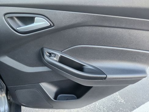 Used 2018 Ford Focus SE w/ SE Appearance Package image 16