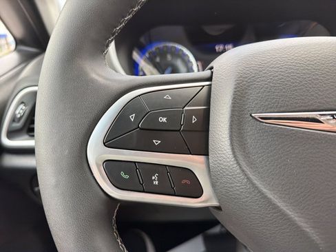 Used 2025 Chrysler Pacifica Select FWD image 19