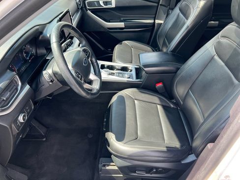 Certified 2022 Ford Explorer XLT w/ Equipment Group 202A AWD/4WD image 9