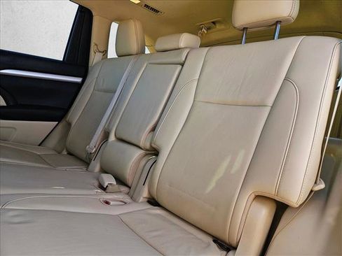 Used 2019 Toyota Highlander XLE image 18