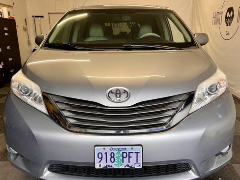 Used 2011 Toyota Sienna XLE image 10