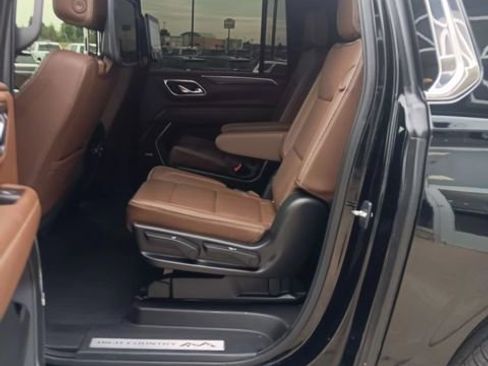 Used 2021 Chevrolet Suburban High Country image 13