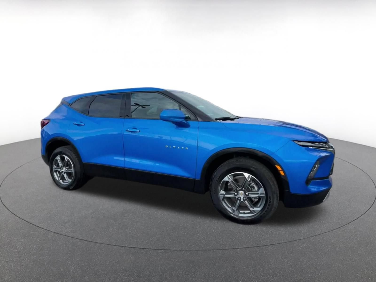 Used 2025 Chevrolet Blazer LT FWD image 2