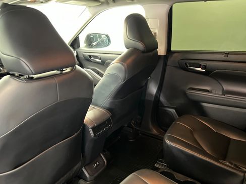 Used 2020 Toyota Highlander XLE image 20