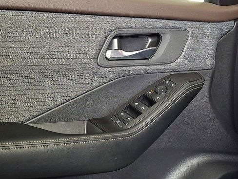 Used 2023 Nissan Rogue SV image 11