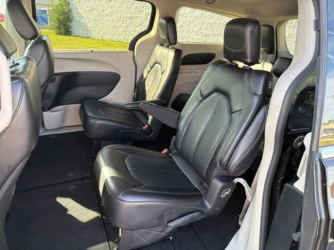 Used 2023 Chrysler Pacifica Touring-L FWD image 17