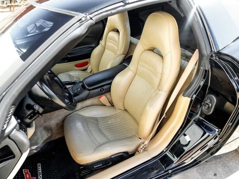 Used 2004 Chevrolet Corvette Coupe w/ Roof Package image 23