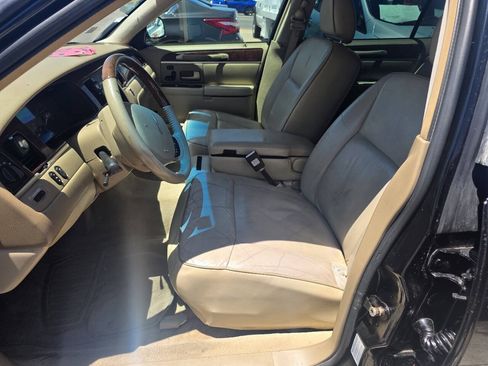 Used 2006 Lincoln Town Car Designer Series RWD image 18
