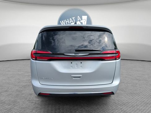 Used 2023 Chrysler Pacifica Touring-L w/ Uconnect Theater Family Group FWD image 5