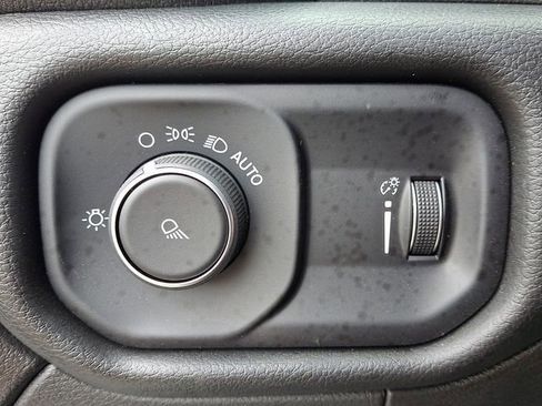 Used 2024 RAM 2500 Tradesman w/ Chrome Appearance Group image 25