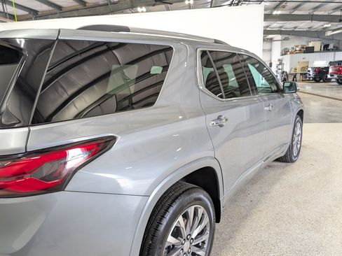 Used 2023 Chevrolet Traverse Premier FWD image 3
