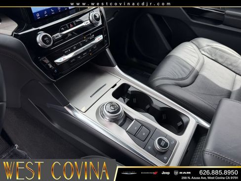 Used 2024 Ford Explorer Platinum w/ Technology Package AWD/4WD image 17