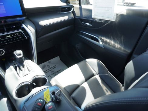 Used 2023 Toyota Venza XLE AWD/4WD image 16
