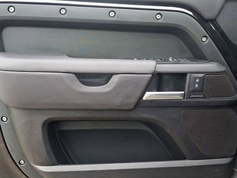 Used 2025 Land Rover Defender 110 S image 13