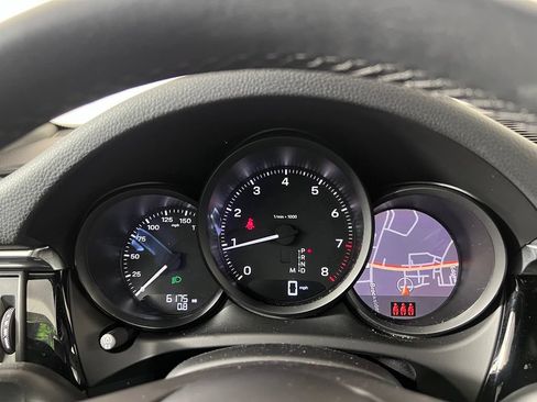Certified 2025 Porsche Macan AWD/4WD image 28