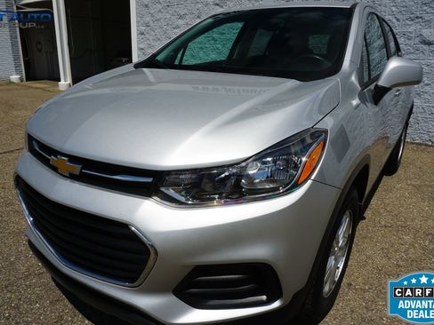 Used 2020 Chevrolet Trax LS w/ Tint and Cruise Package AWD/4WD image 5