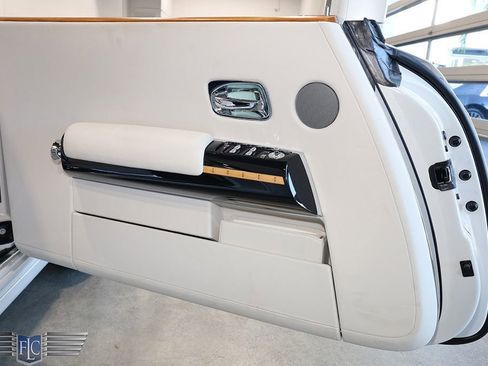 Used 2017 Rolls-Royce Phantom Drophead Coupe image 18